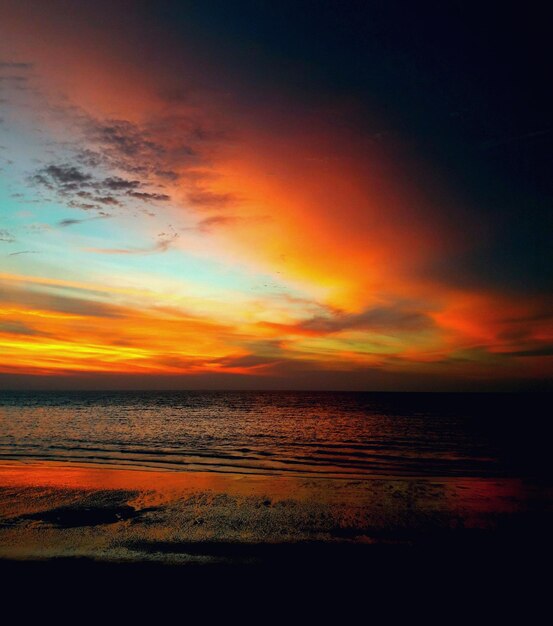 La vista panoramica del mare contro il cielo drammatico durante il tramonto