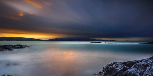 La vista panoramica del mare contro il cielo drammatico durante il tramonto