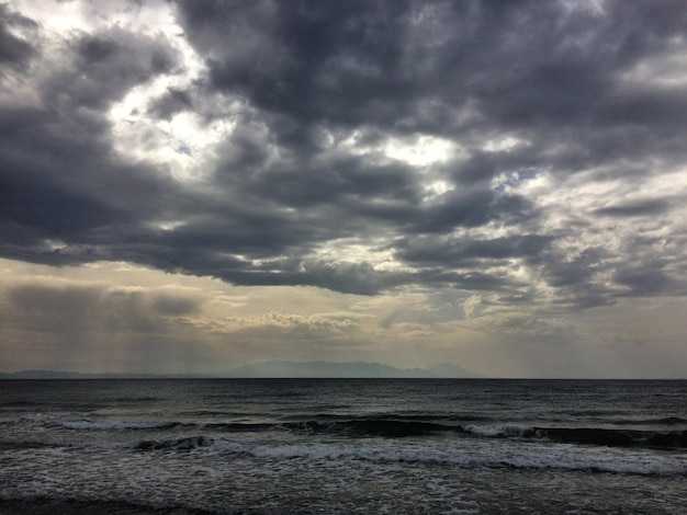 La vista panoramica del mare contro il cielo drammatico