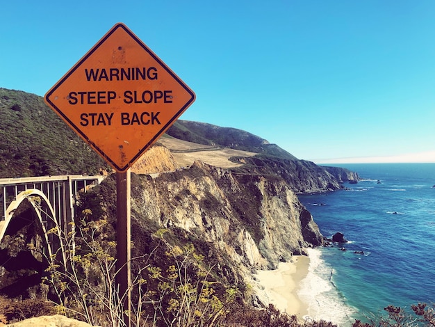 La vista panoramica del mare contro un cielo blu limpido