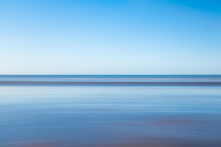 Foto la vista panoramica del mare contro un cielo blu limpido