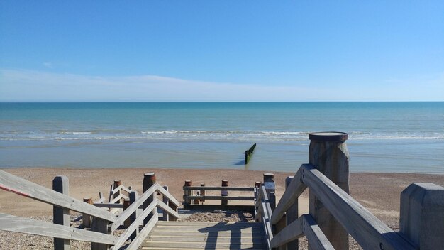 La vista panoramica del mare contro un cielo blu limpido