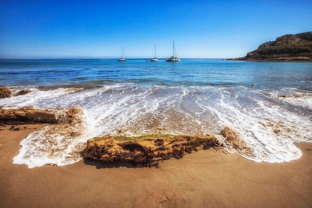 La vista panoramica del mare contro un cielo blu limpido