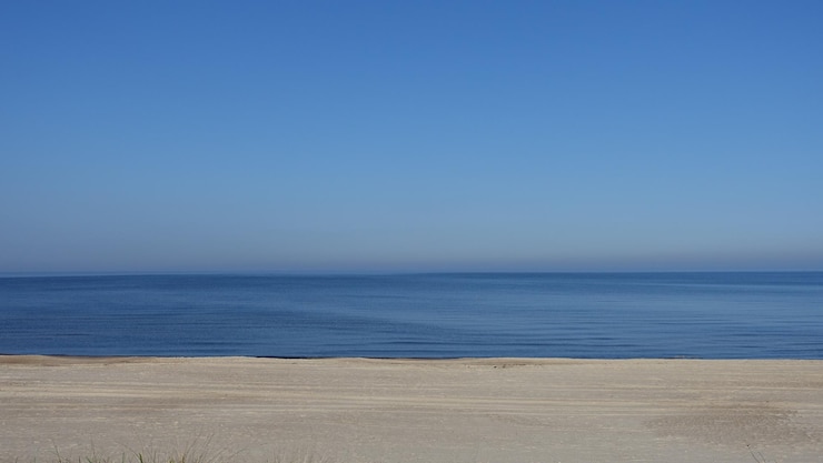 Foto la vista panoramica del mare contro un cielo blu limpido