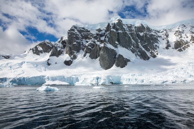 La vista panoramica del mare e delle montagne innevate contro il cielo