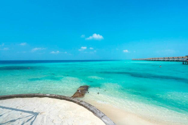 La vista panoramica del mare sul cielo blu