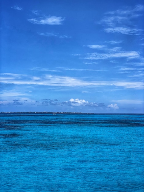 La vista panoramica del mare sul cielo blu