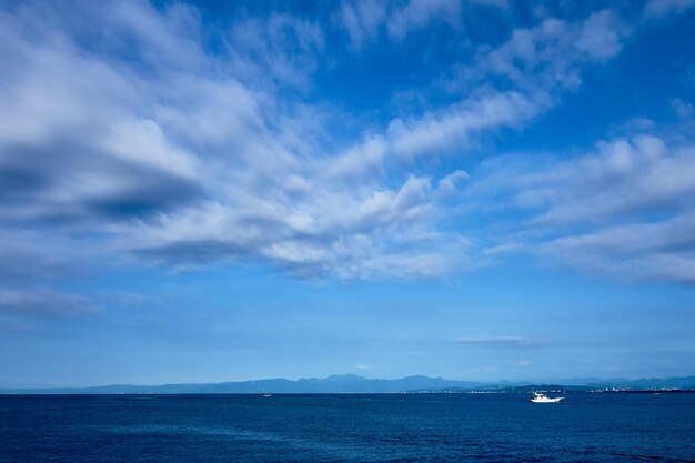 La vista panoramica del mare sul cielo blu