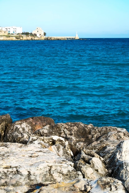 La vista panoramica del mare sul cielo blu