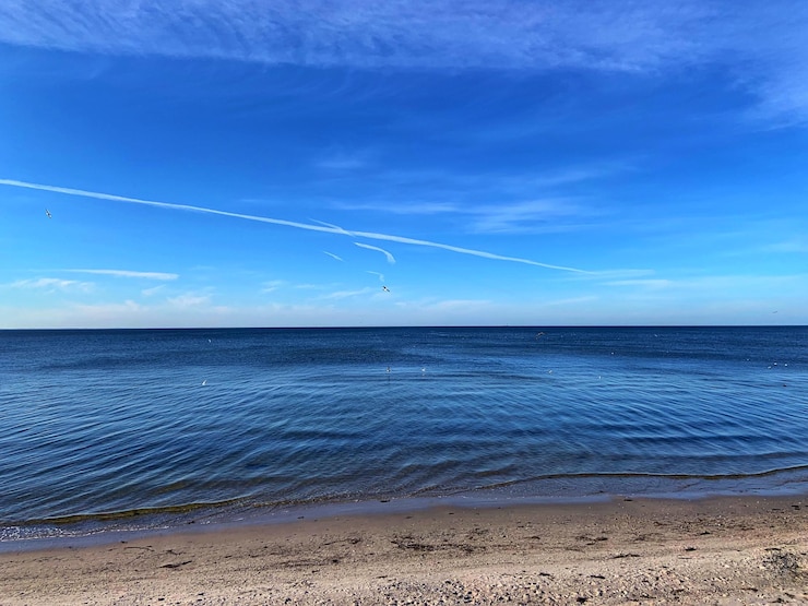 Foto la vista panoramica del mare sul cielo blu