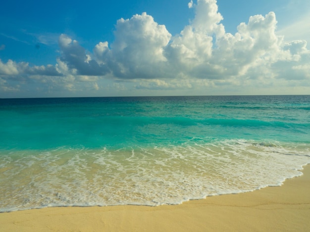 La vista panoramica del mare turchese contro un cielo nuvoloso