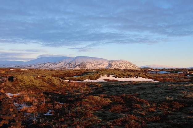 La vista panoramica del paesaggio e delle montagne innevate durante l'inverno