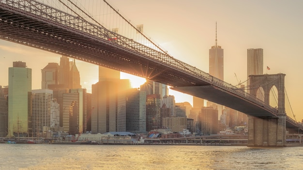 La vista panoramica del ponte di Brooklyn con Lower Manhattan al tramonto negli USA