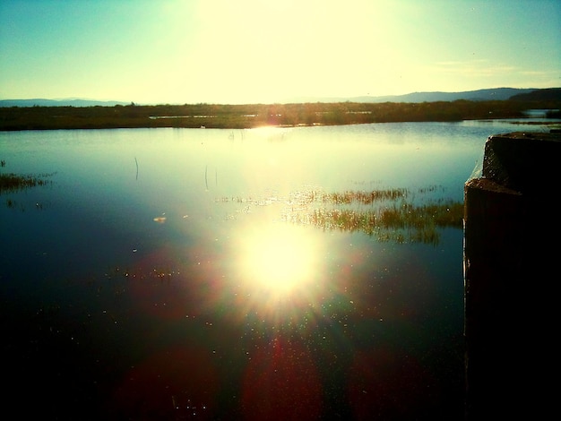 La vista panoramica del tramonto sul lago