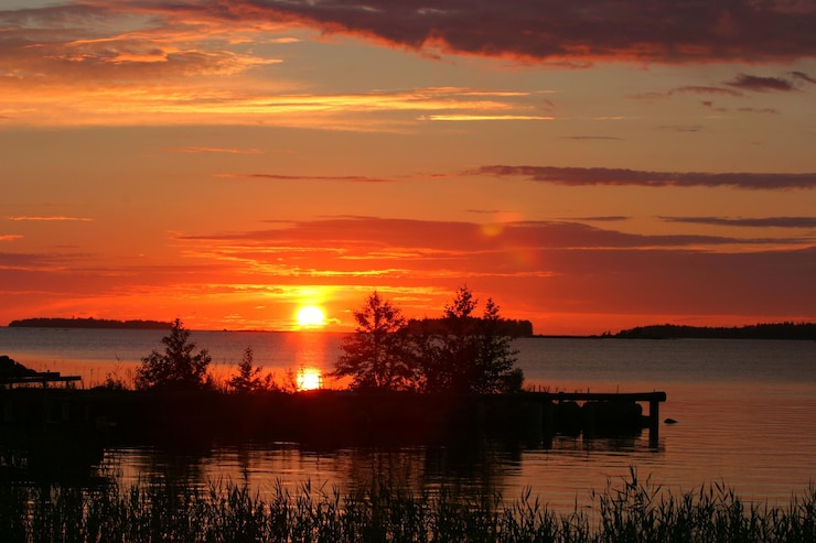 Foto la vista panoramica del tramonto sul lago