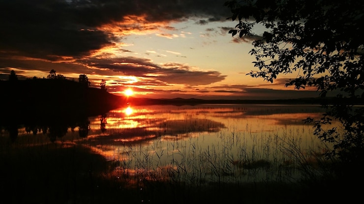 Foto la vista panoramica del tramonto sul lago