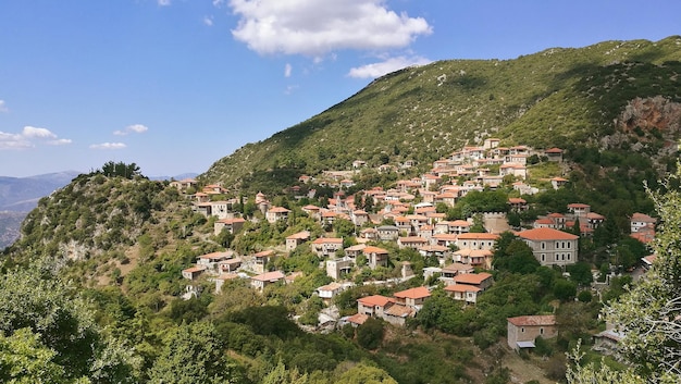 La vista panoramica del villaggio sulle montagne