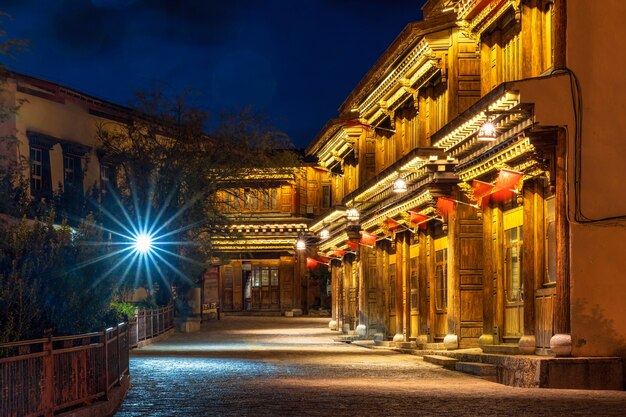 La vista panoramica dell'antica città vecchia di Dukezong al crepuscolo è il centro storico di Lijiang