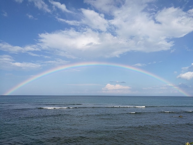 La vista panoramica dell'arcobaleno sul mare
