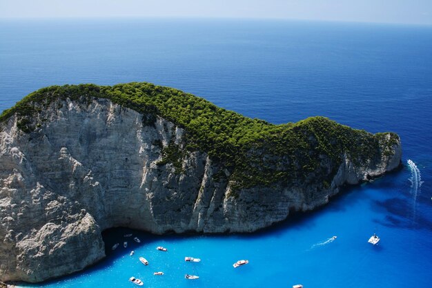 La vista panoramica dell'isola durante una giornata di sole