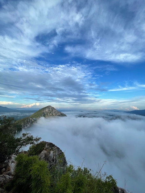 La vista panoramica della cascata contro il cielo