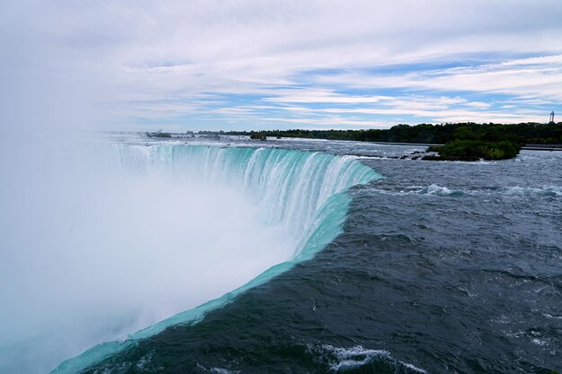 La vista panoramica della cascata contro il cielo