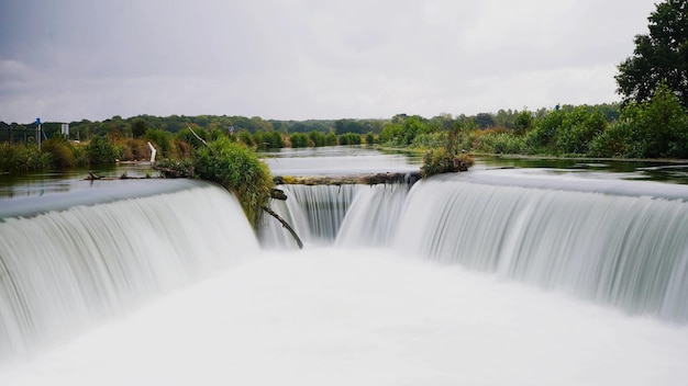 La vista panoramica della cascata contro il cielo