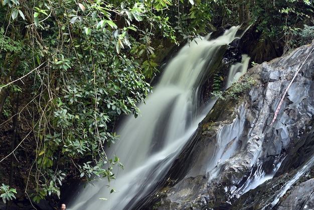 La vista panoramica della cascata