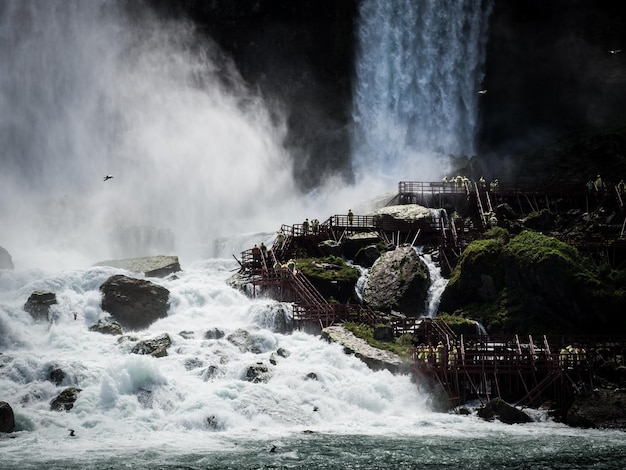La vista panoramica della cascata