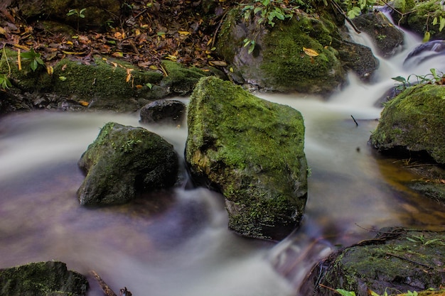 La vista panoramica della cascata