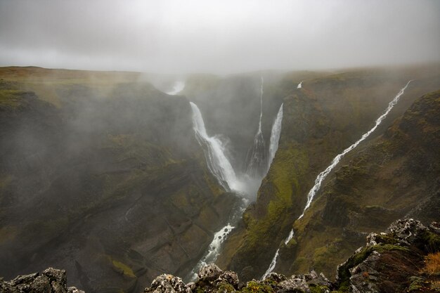 La vista panoramica della cascata