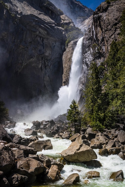 La vista panoramica della cascata
