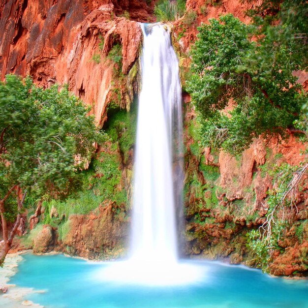 La vista panoramica della cascata