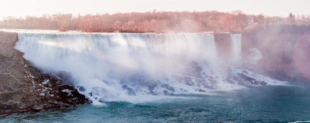 La vista panoramica della cascata