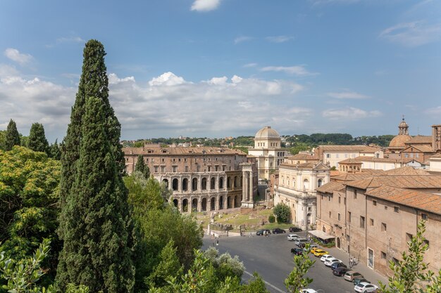 La vista panoramica della città Roma con il foro romano e il teatro di Marcello (Teatro Marcello) è un antico teatro all'aperto di Roma