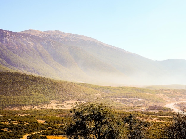 La vista panoramica della montagna contro un cielo limpido