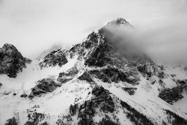 La vista panoramica della montagna innevata