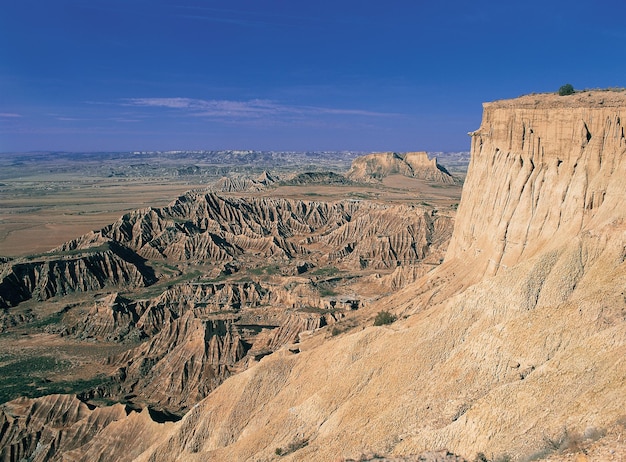 La vista panoramica della scogliera rocciosa a bardenas reales