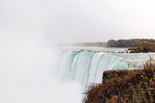 La vista panoramica delle cascate del Niagara contro il cielo