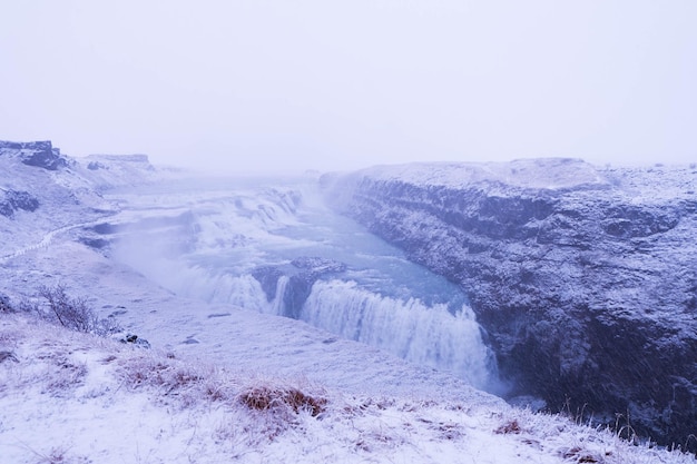 La vista panoramica delle cascate di Gullfoss durante l'inverno