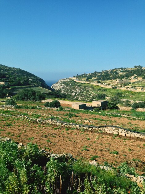 La vista panoramica delle colline contro un cielo blu limpido