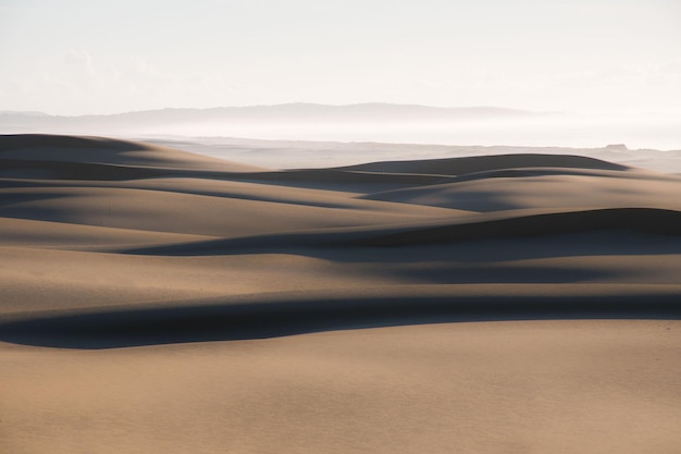 La vista panoramica delle dune di sabbia contro il cielo