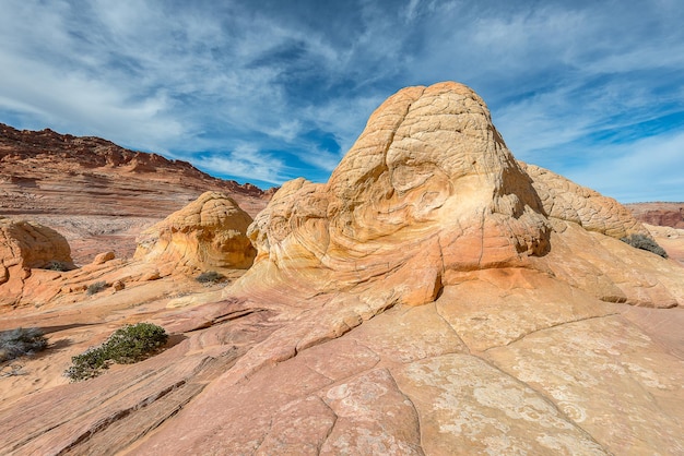 La vista panoramica delle formazioni rocciose contro un cielo nuvoloso