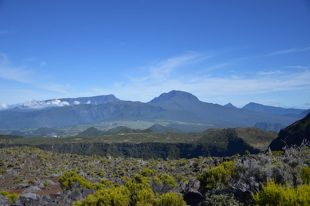 La vista panoramica delle montagne contro il cielo blu