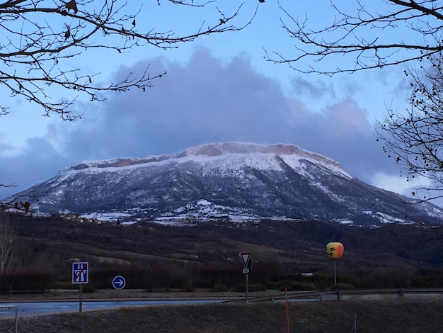 La vista panoramica delle montagne contro il cielo durante l'inverno