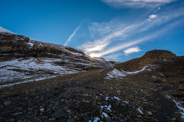 La vista panoramica delle montagne contro il cielo durante l'inverno