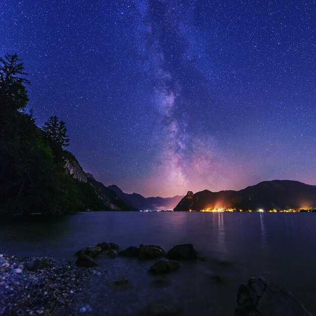 La vista panoramica delle montagne contro il cielo notturno