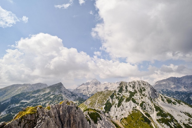 La vista panoramica delle montagne contro il cielo