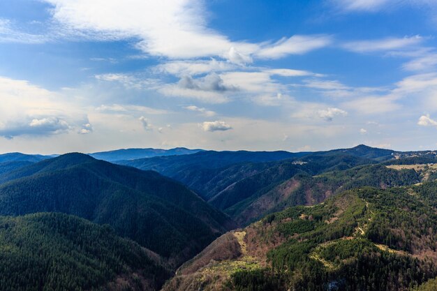La vista panoramica delle montagne contro il cielo