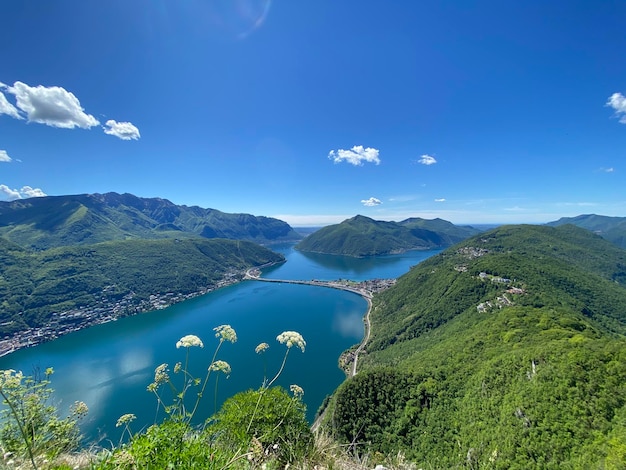 La vista panoramica delle montagne contro il cielo